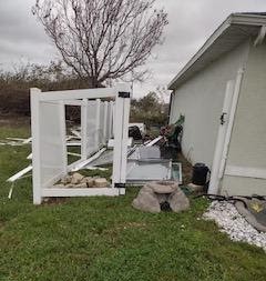 Imagen de un lado de una casa con escombros alrededor a causa del huracán Ian