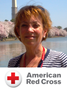 Retrato de Mary Casey-Lockyer, una mujer de tez clara con cabello castaño corto, de pie al aire libre con agua de fondo. Ella está sonriendo, vistiendo una camiseta de rayas. Debajo de su foto está el logo de la Cruz Roja Americana.