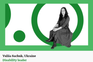 Imagen de Yuliia Sachuk una mujer ciega sentada y posando para la cámara. Alrededor de la imagen hay círculos verdes y parece como si Yuliia estuviera sentada en un círculo. Debajo de la imagen hay un texto: Yuliia Sachuk, Ukraine [Ucrania] Disability Leader [Líder en discapacidad].