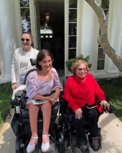 Anna, Judy, and Becca dressed up outside the entrance to the White House.